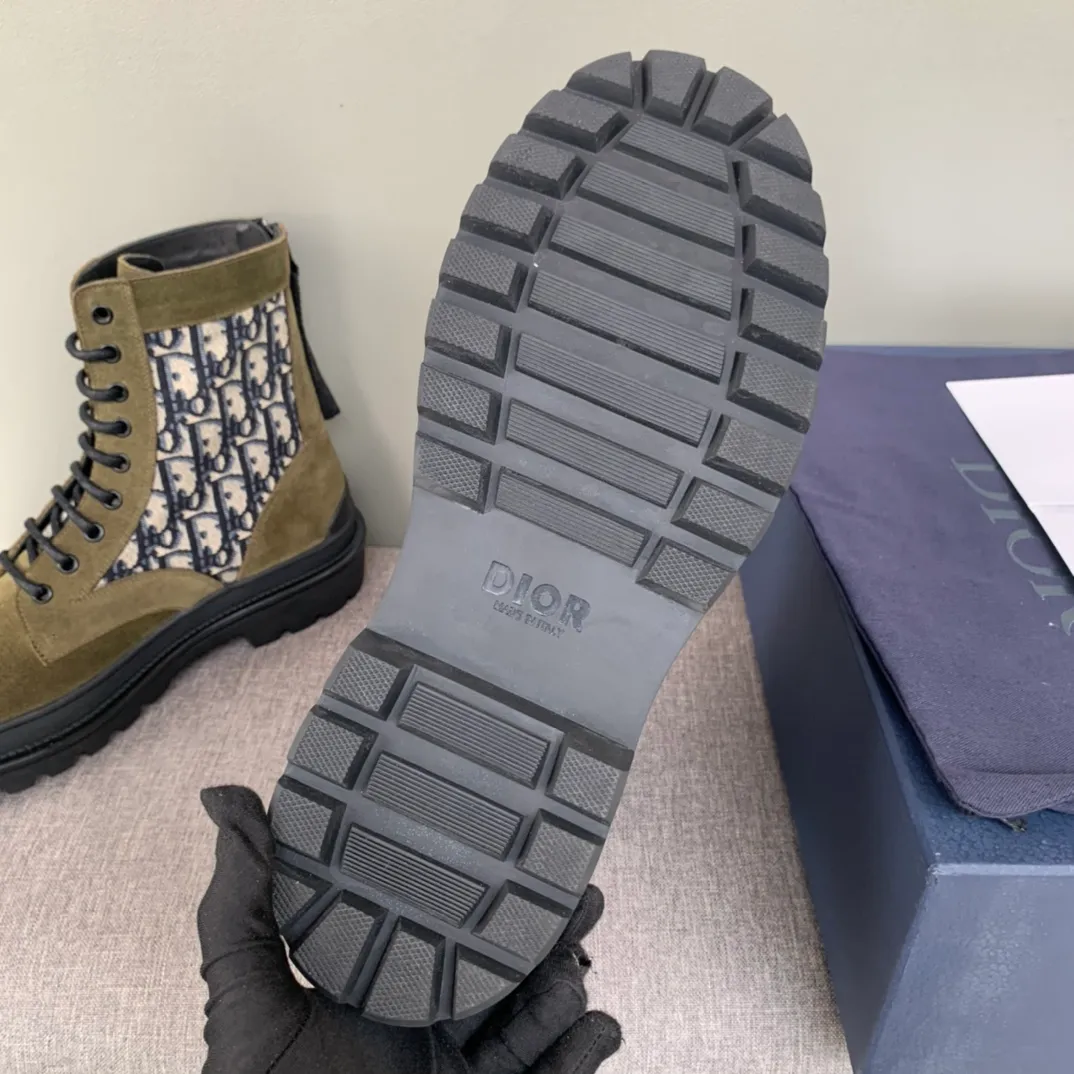 [DIOR] Top P: 920💰 Number of yards: 39~44 (38.45 custom-made, non-refundable) Dior Dior~ Winter series, original 1:1 development Casual men's leather shoes Made with heavy investment, shoes and boots are made of imported cowhide + imported Dior special fabric Not easily deformed black cowhide lining Dior large hardware inlay Original TPU vacuum outsole, black cowhide Black open edge beads Military green suede Black suede Khaki suede leather is crafted by a large factory, and the perfect product is only prepared for you who know your taste! Any comparisons are welcome.